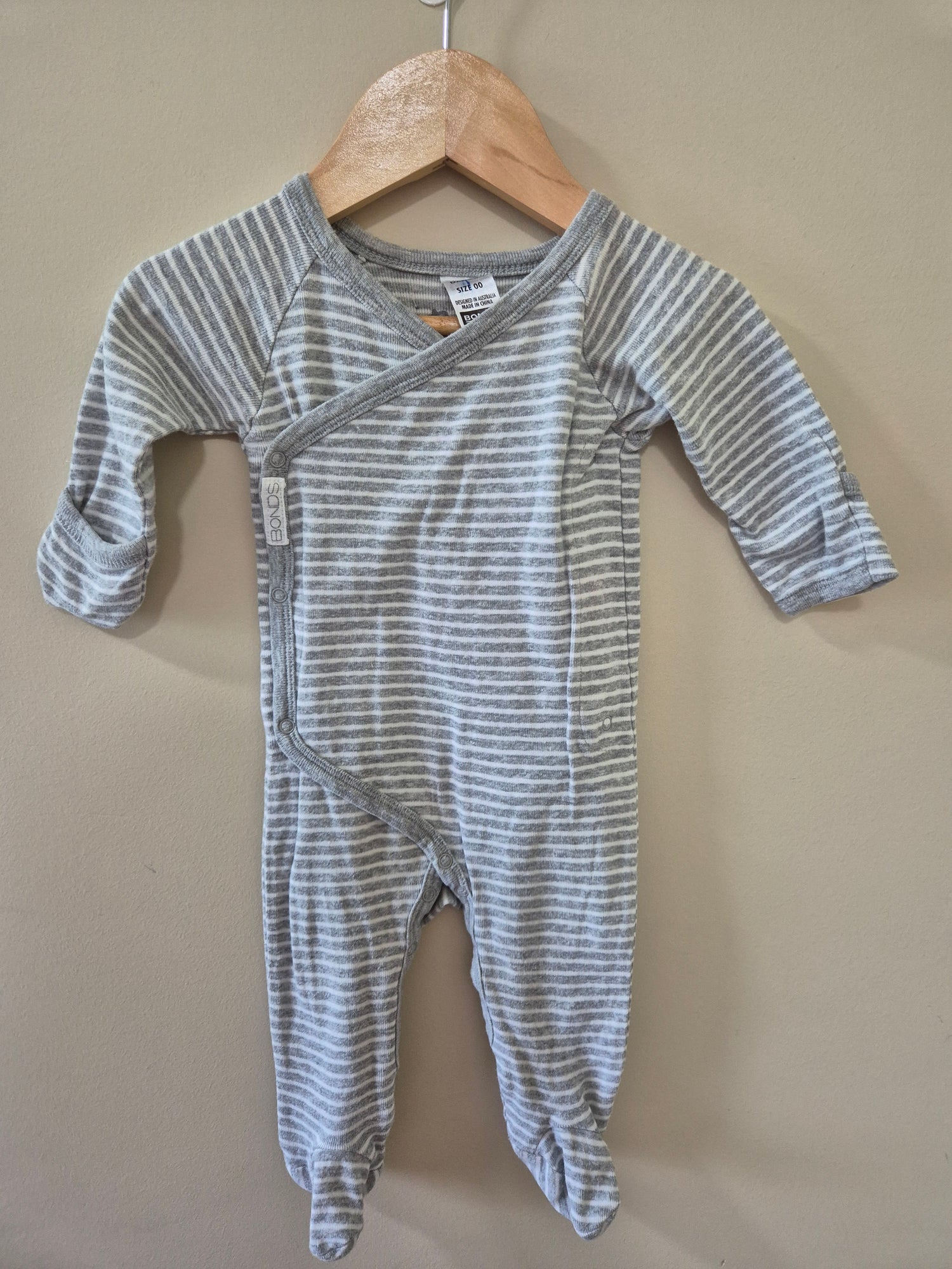 BONDS Wrap Onesie Size 00