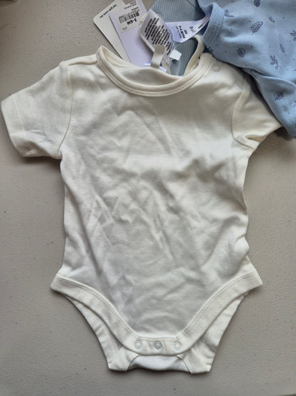 BNWT 3x Basic Target Bodysuits - 00