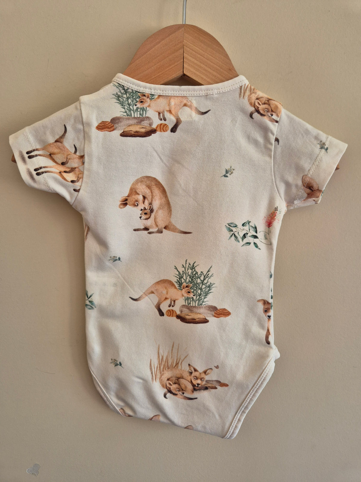 Snuggle Hunny Short Sleeve Bodysuit Kangaroos Size 000