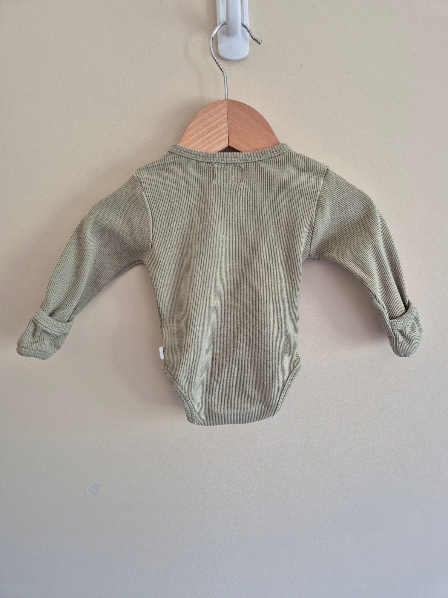 Snuggle Hunny Ribbed Long Sleeve Bodysuit Size 000