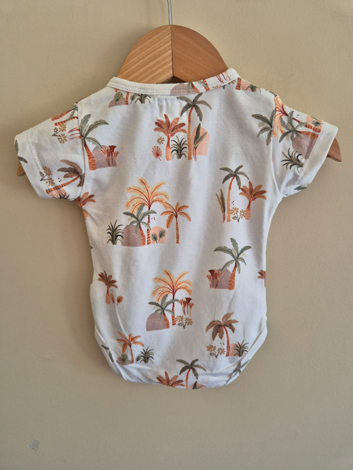 Snuggle Hunny Short Sleeve Bodysuit Size 000